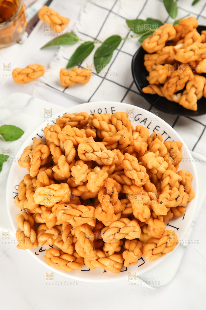 盘子里装着小麻花