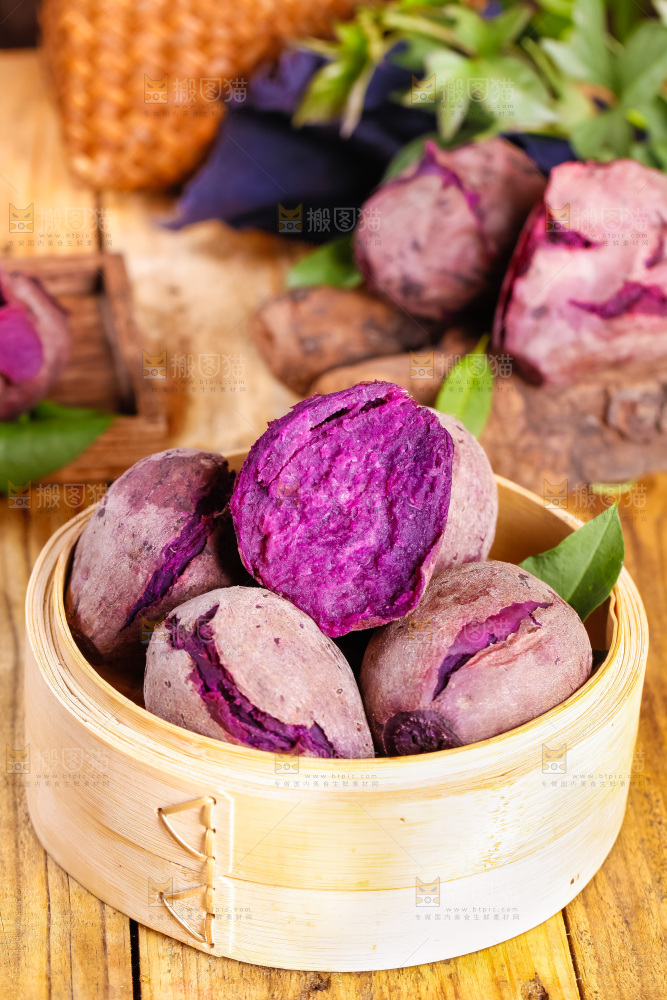 木板上摆放着新鲜紫薯