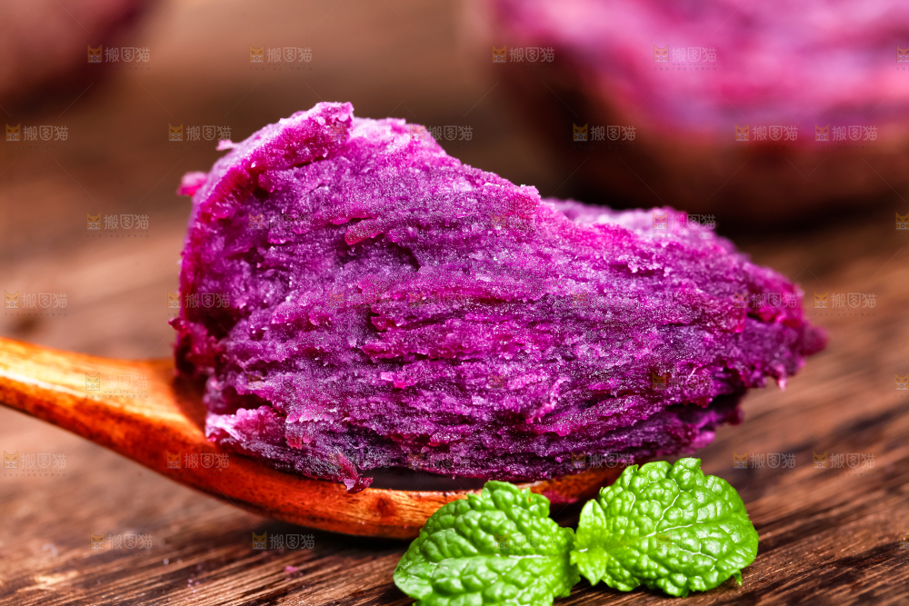 木板上的紫薯果肉