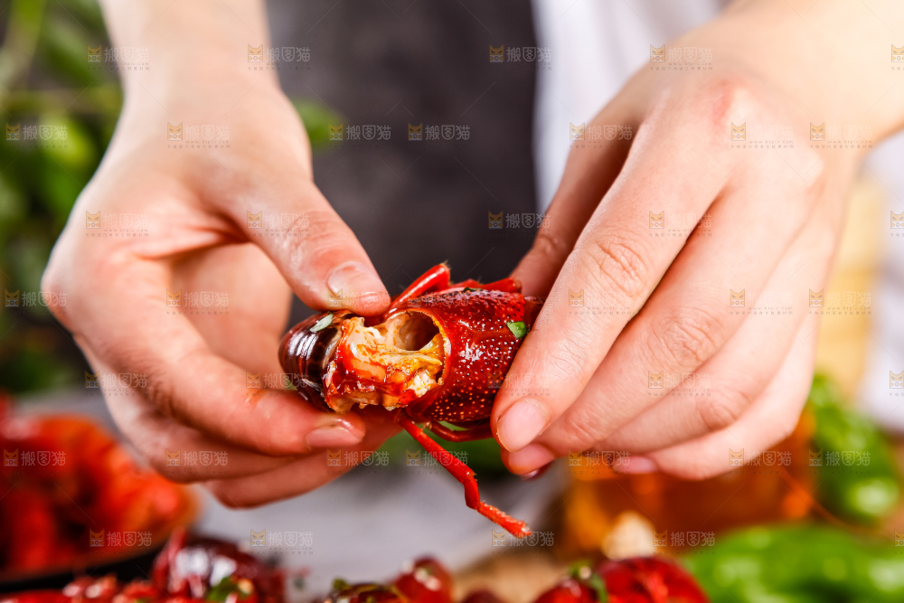 木板上摆着一盘香辣小龙虾