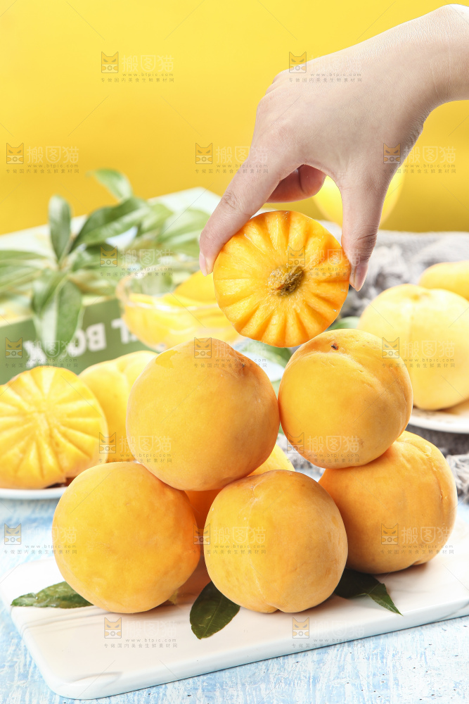 石板上放着黄肉水蜜桃