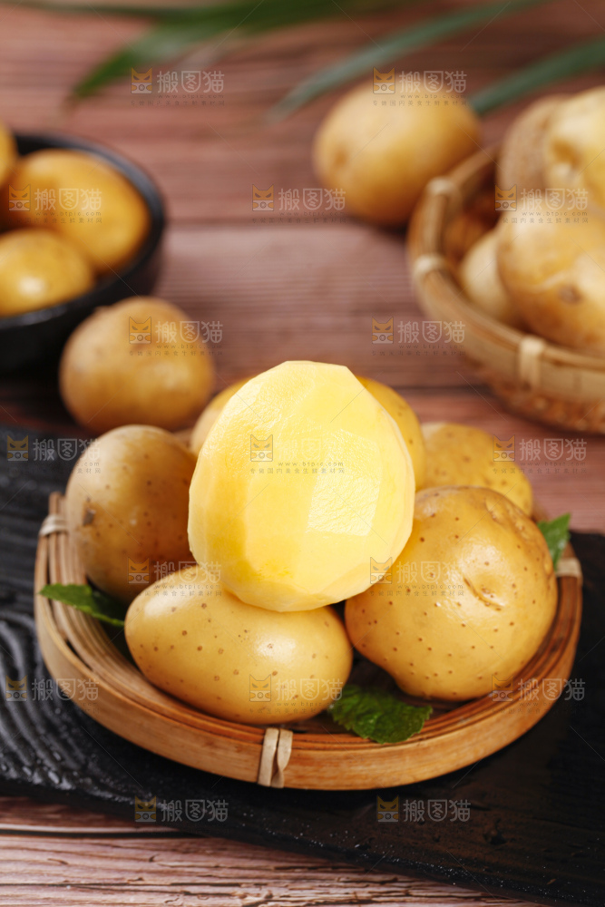黑石板上摆放着黄心小土豆
