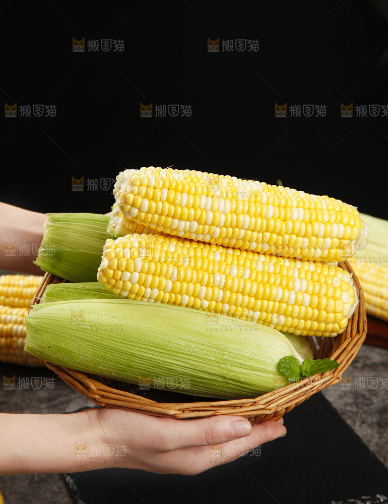 手里拿着水果玉米