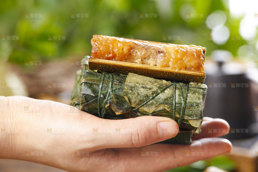 手里拿着竹筒糯米饭