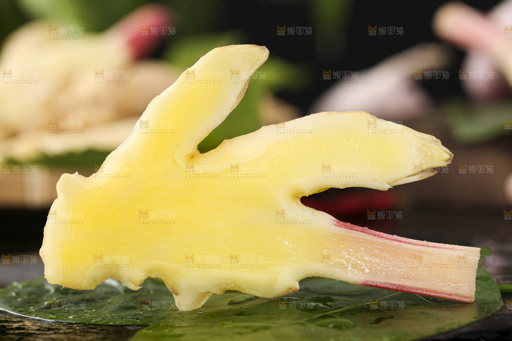 黑石板上放着红芽嫩仔姜