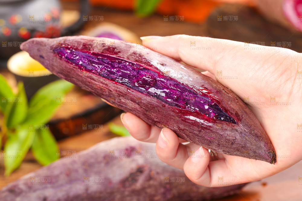 手里拿着紫番薯