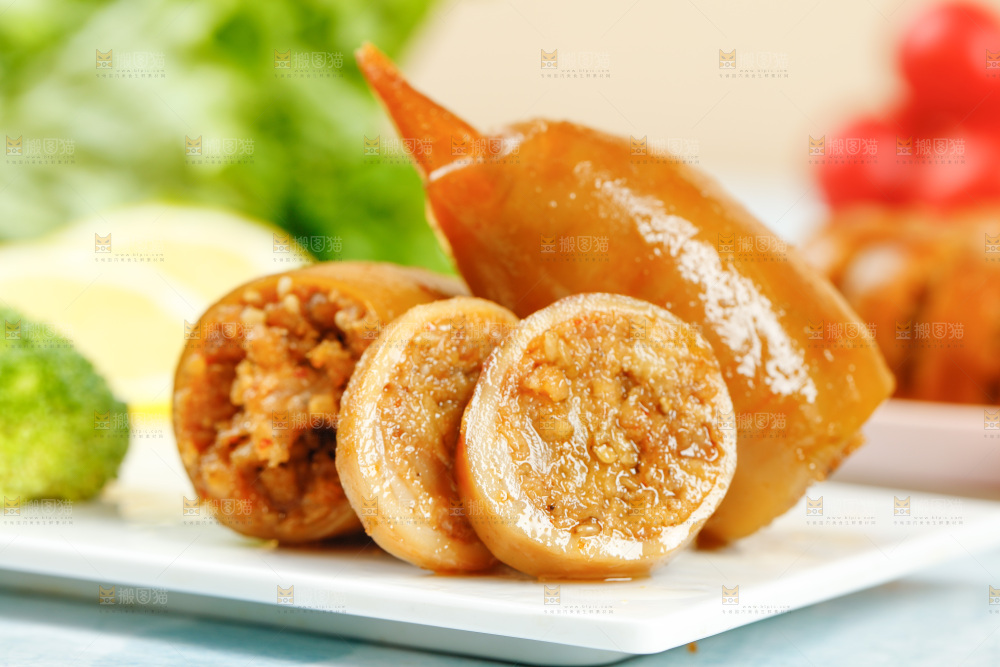 碟子里装着即食鱿鱼仔