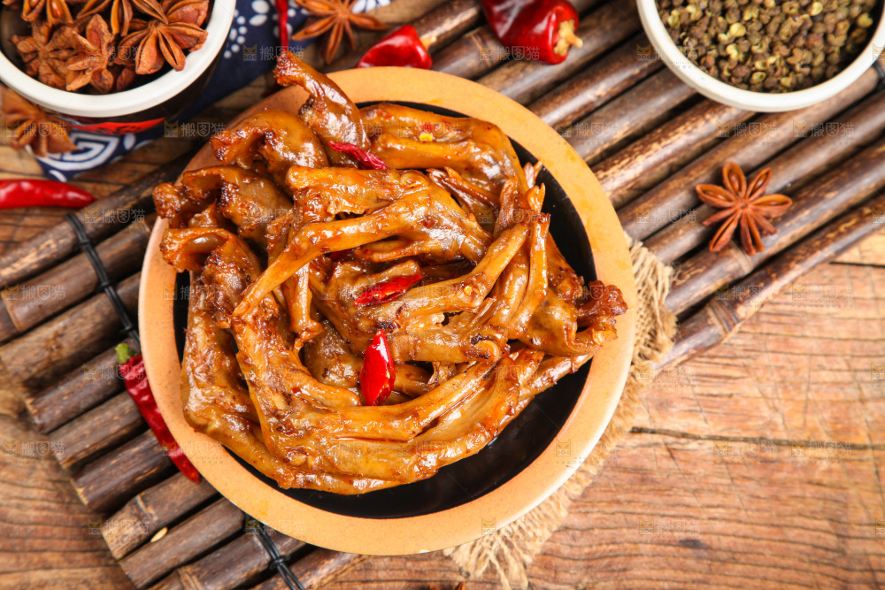 盘子里装着卤鸭掌