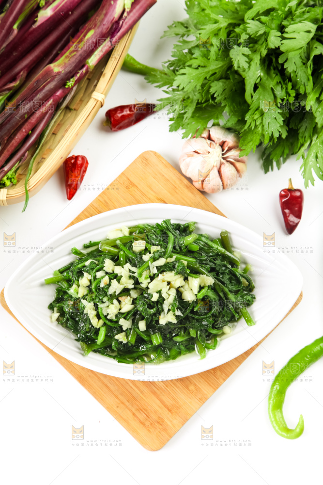 盘子里的炒茼蒿