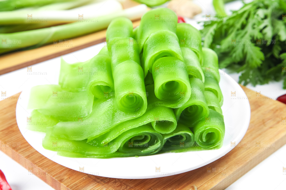 盘子里装着莴笋片