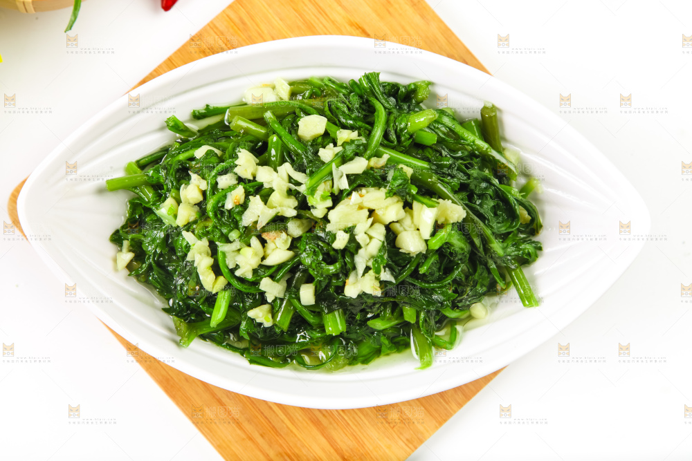 盘子里的炒茼蒿