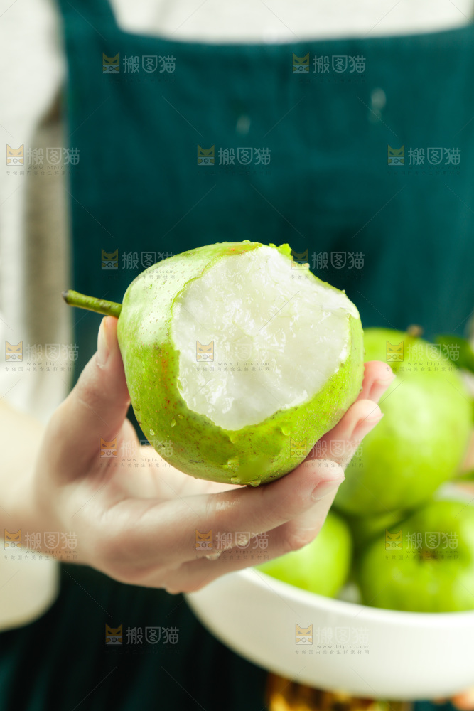 手里拿着早酥梨