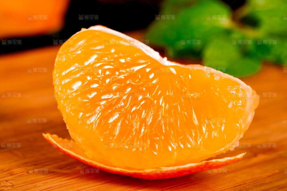 木板上摆放着柑橘