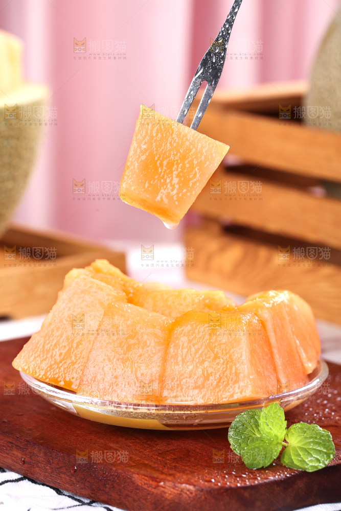 碟子里装着新鲜哈密瓜
