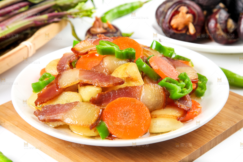 盘子里装着腊肉炒马蹄