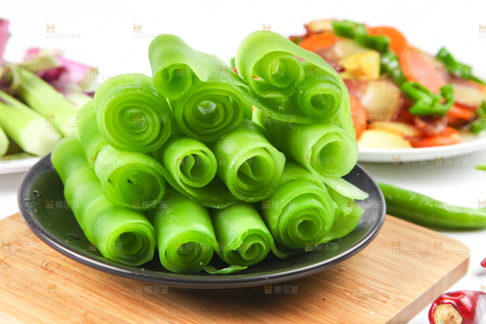 盘子里装着莴笋片