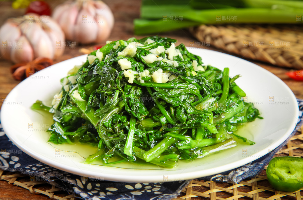 盘子里的炒茼蒿
