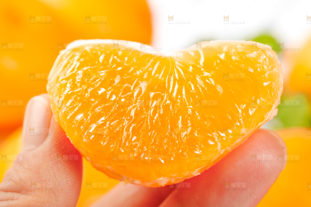 手里拿着新鲜沃柑