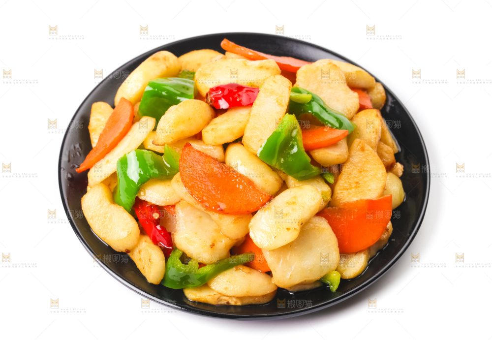 盘子里装着马蹄炒辣椒