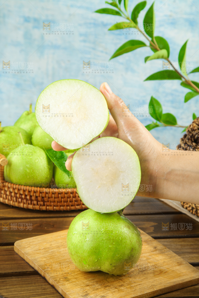 手里拿着翠冠梨