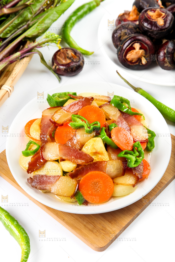 盘子里装着腊肉炒马蹄