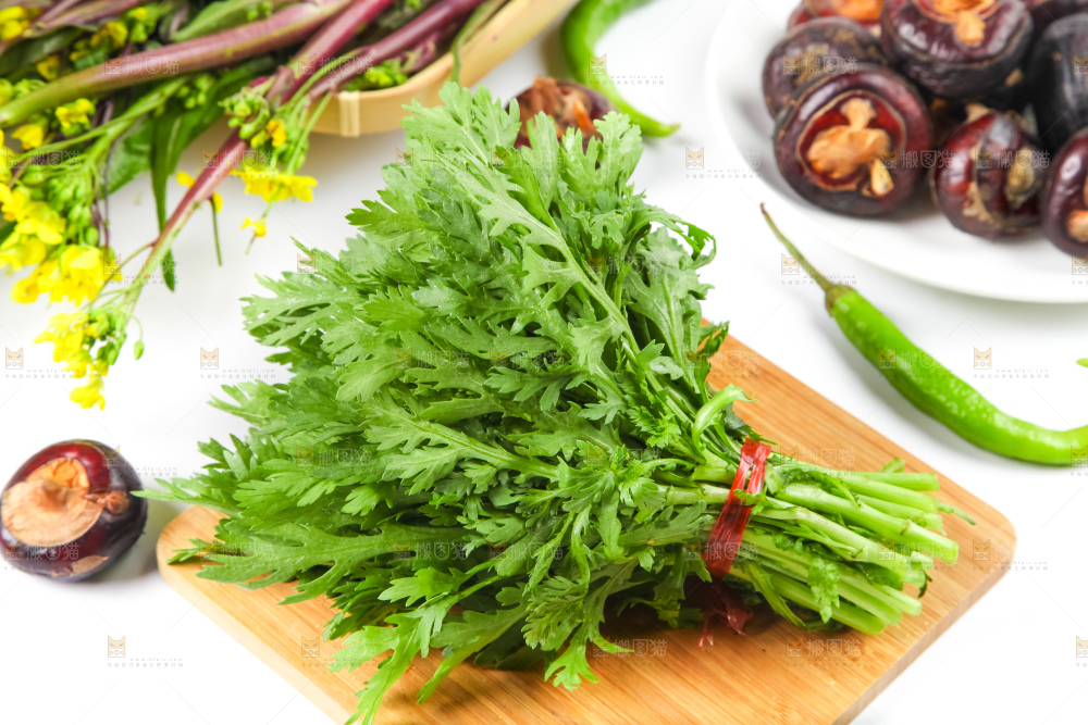 木板上放着茼蒿