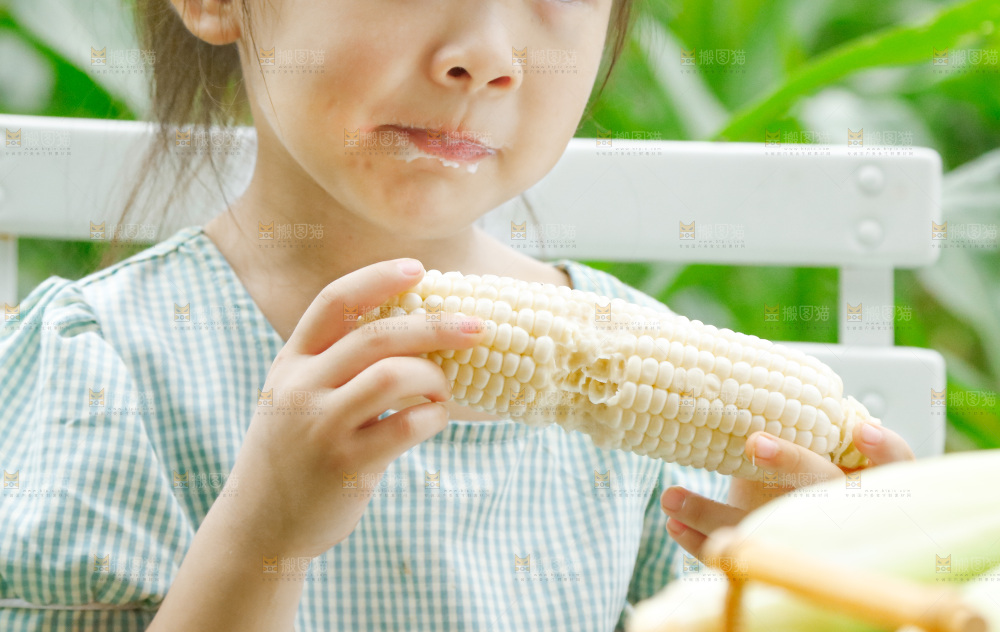 小女孩正在吃牛奶水果玉米