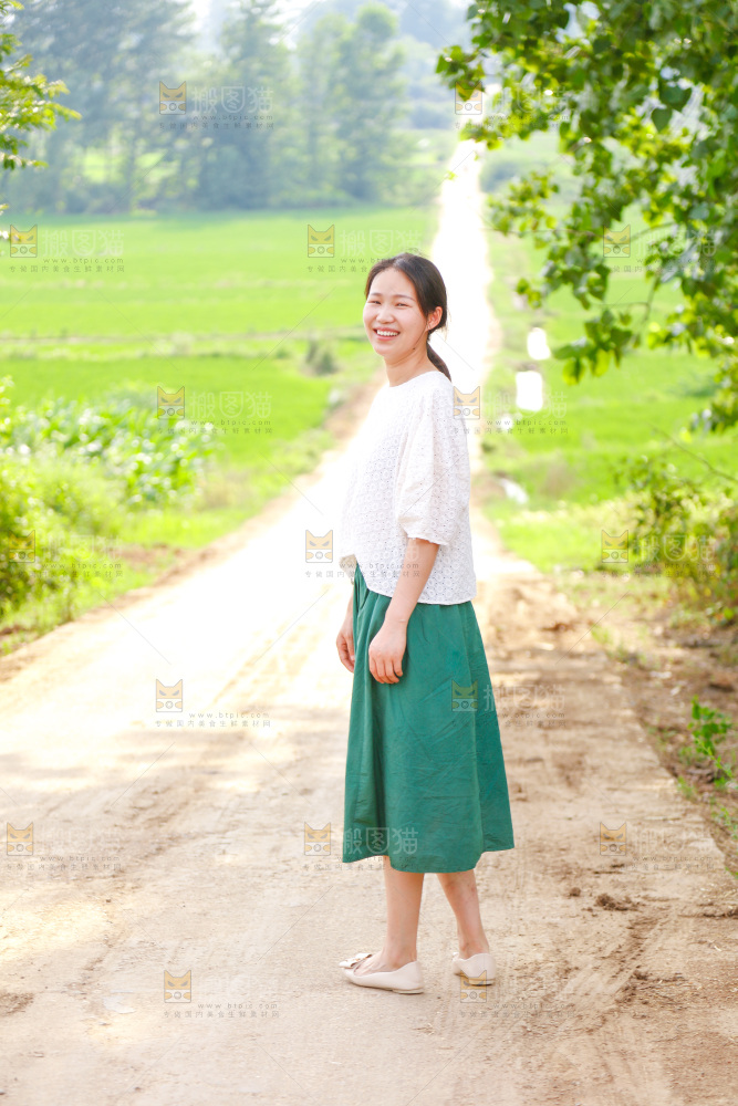 马路上的一位美女