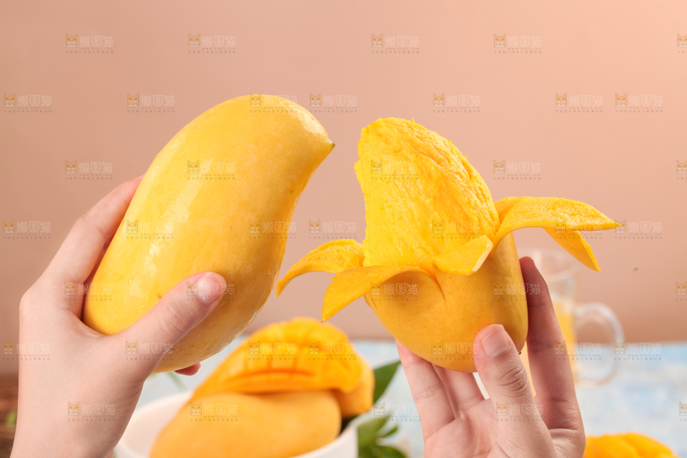 手里拿着芒果