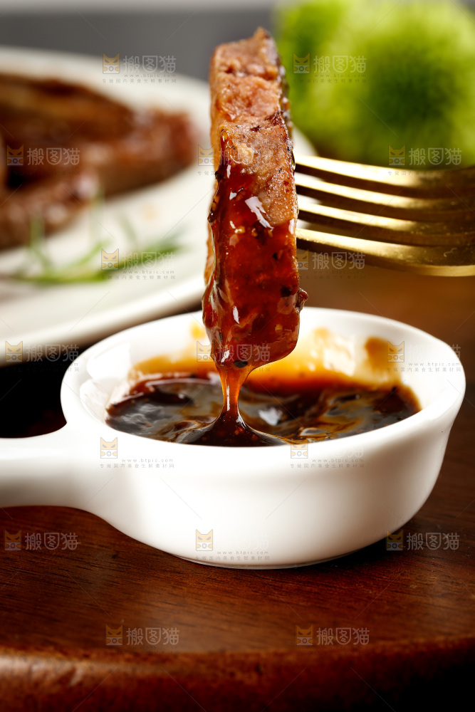 叉子叉着一块煎牛肋骨