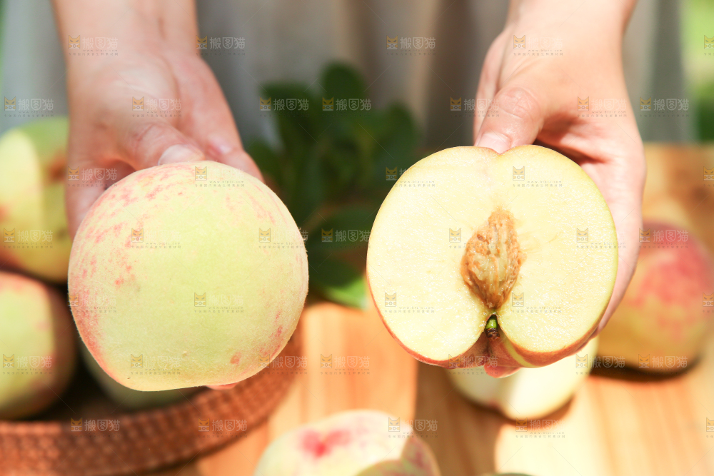 手里拿着蜜桃