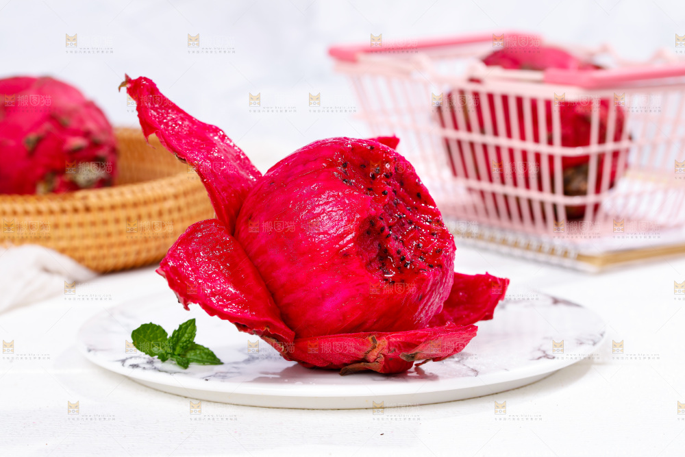 白底上摆放着越南红心火龙果