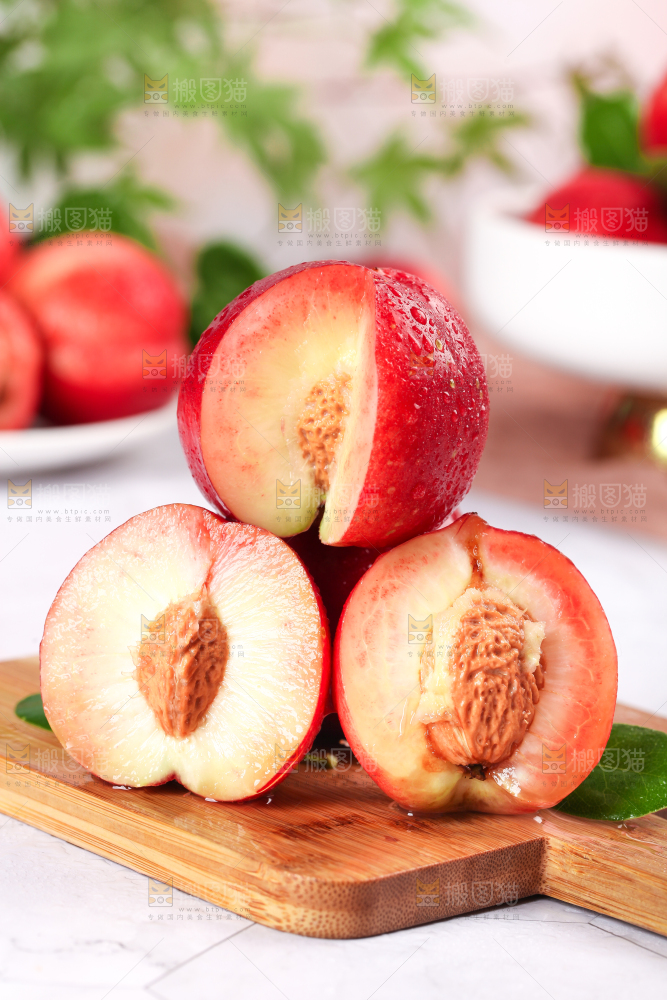 木板上摆放着红心桃子