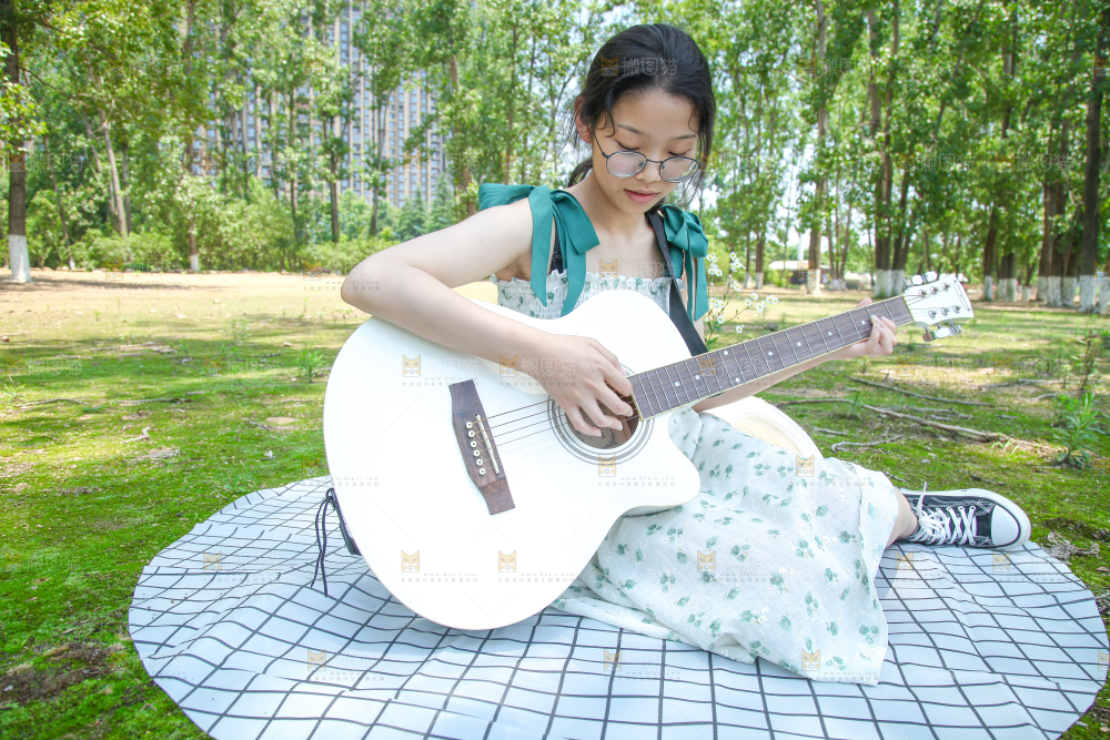 女孩正在弹吉他