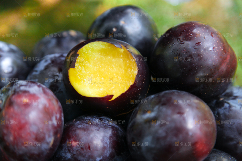 摆放着一堆的黑布林