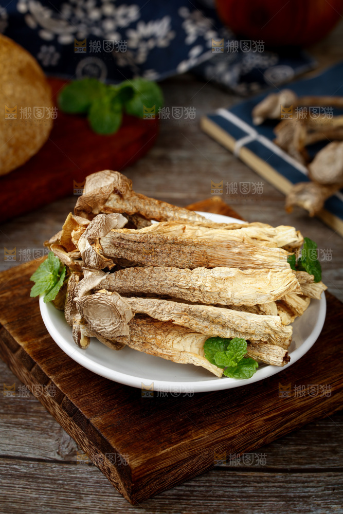盘子里装着菌菇