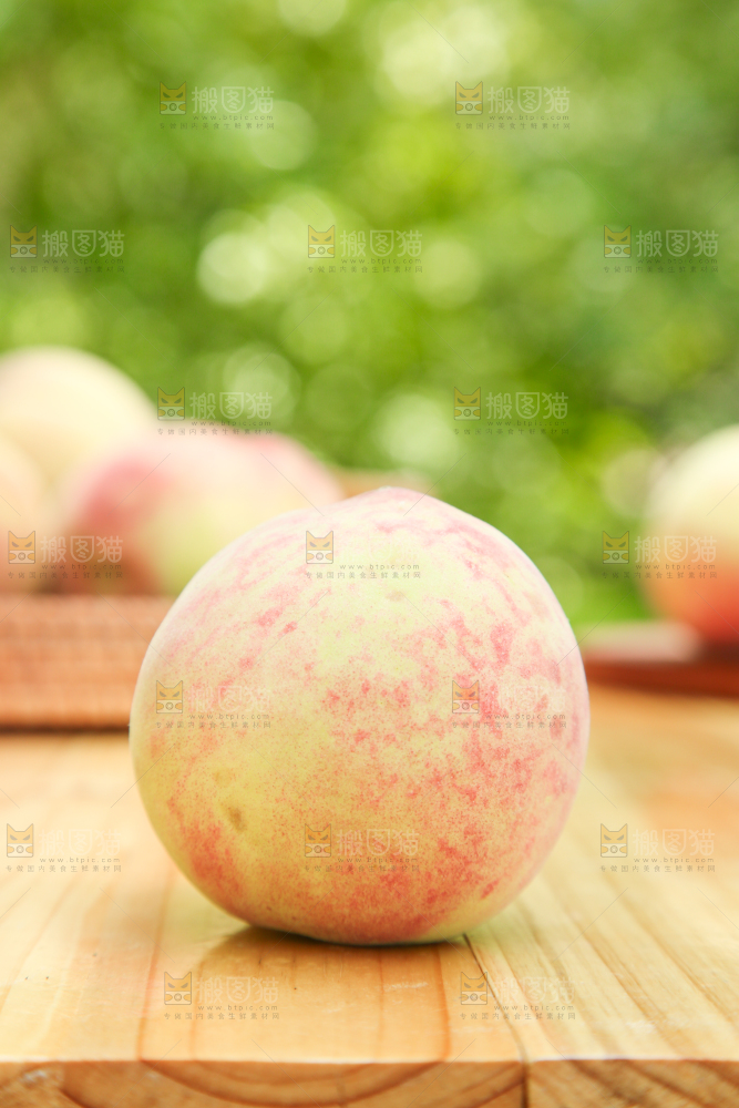 木底上摆放着桃子