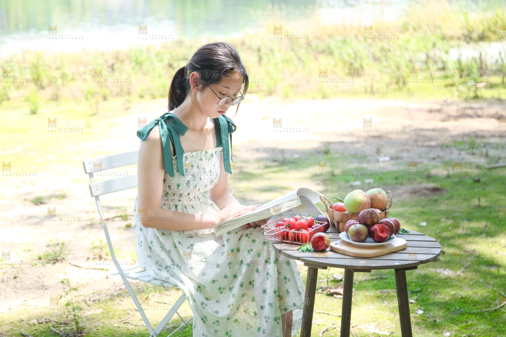 女孩正在看书