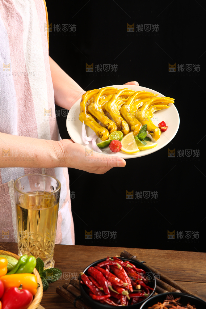 手里端着一盘鸭爪