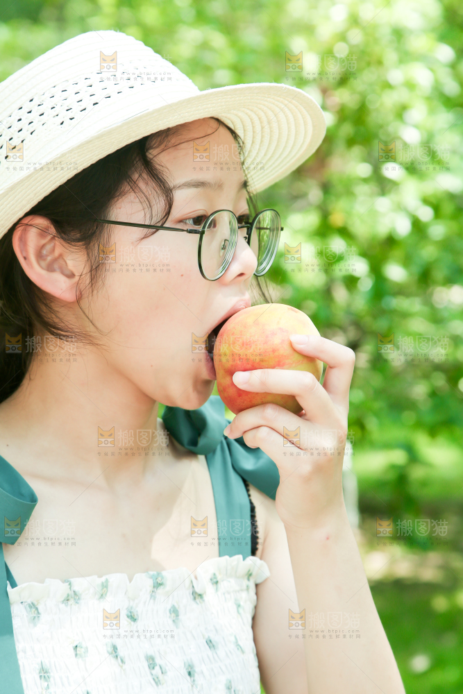 手里拿着蜜桃