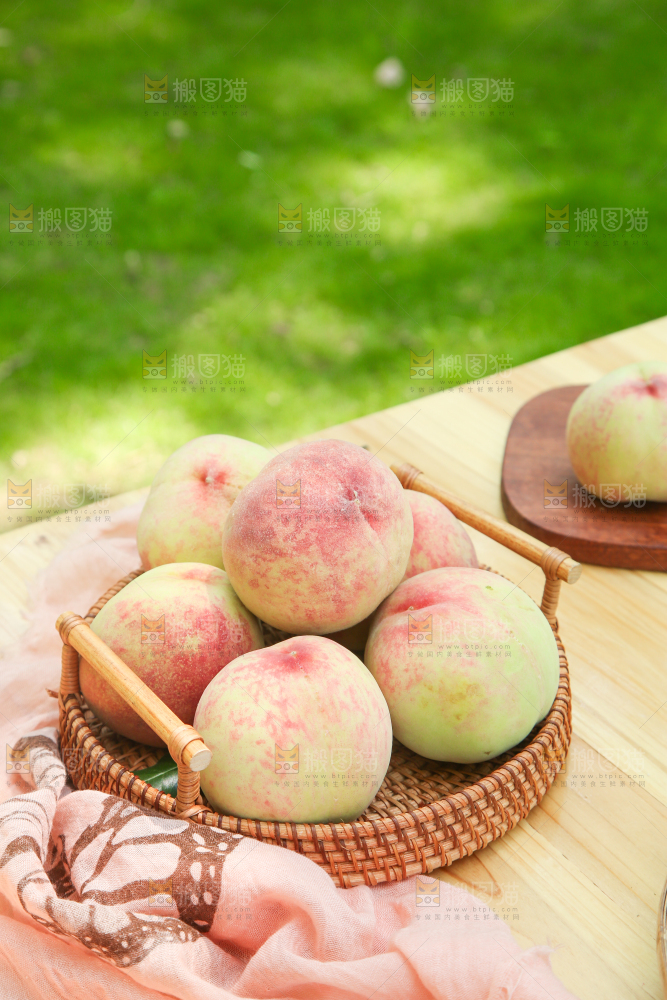 篮子里装着毛桃