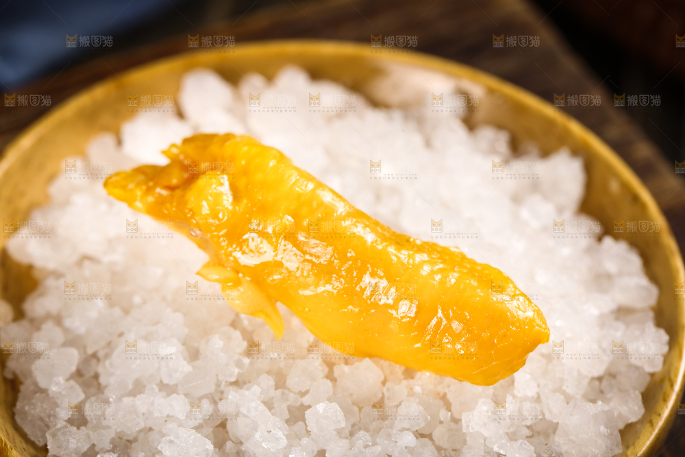 碟子里装着盐焗鸡脚筋