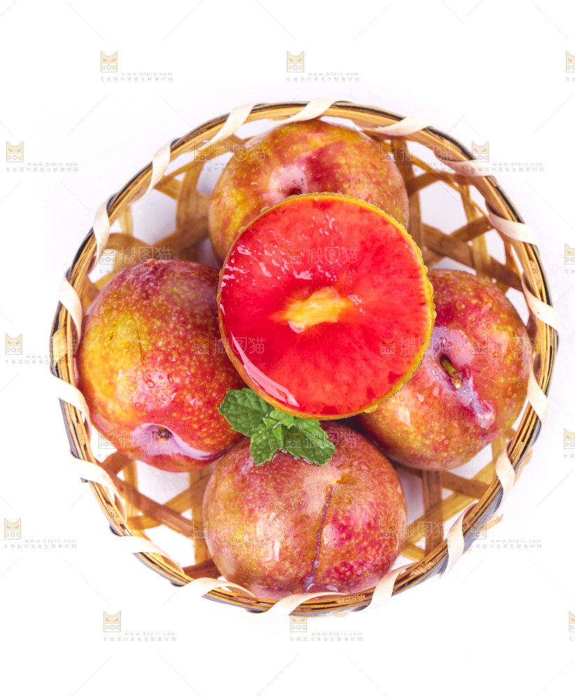 篮子里装着红心三华李