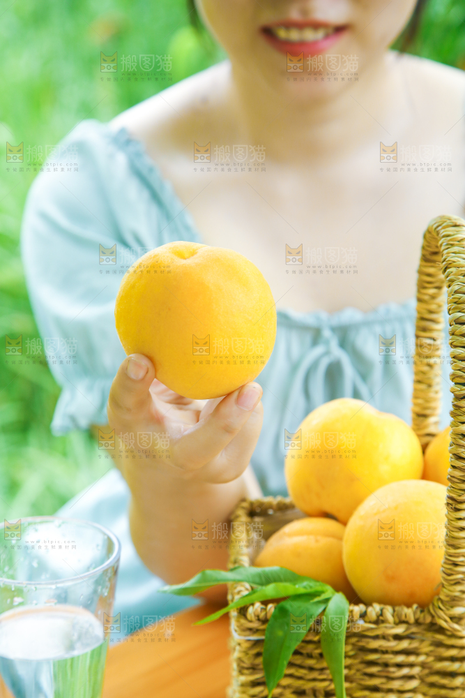手里拿着黄桃