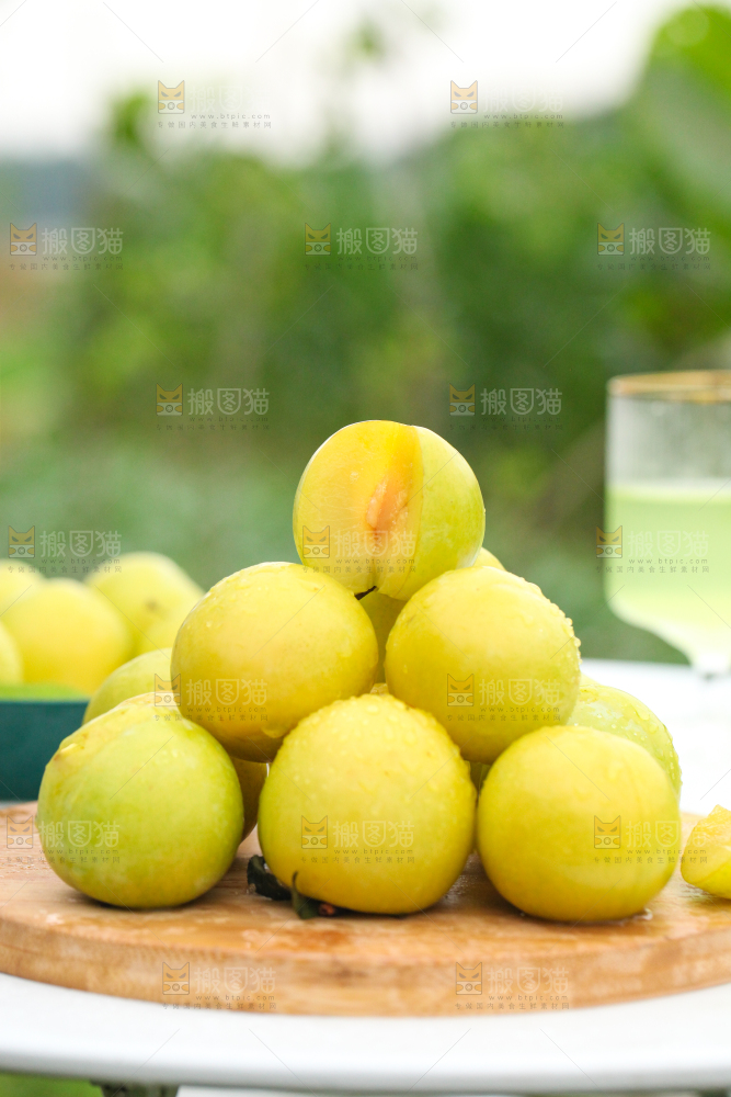 木板上摆放着四川蜂糖李子