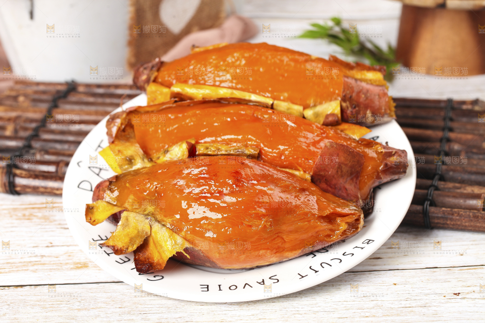 盘子里装着糖心蜜薯