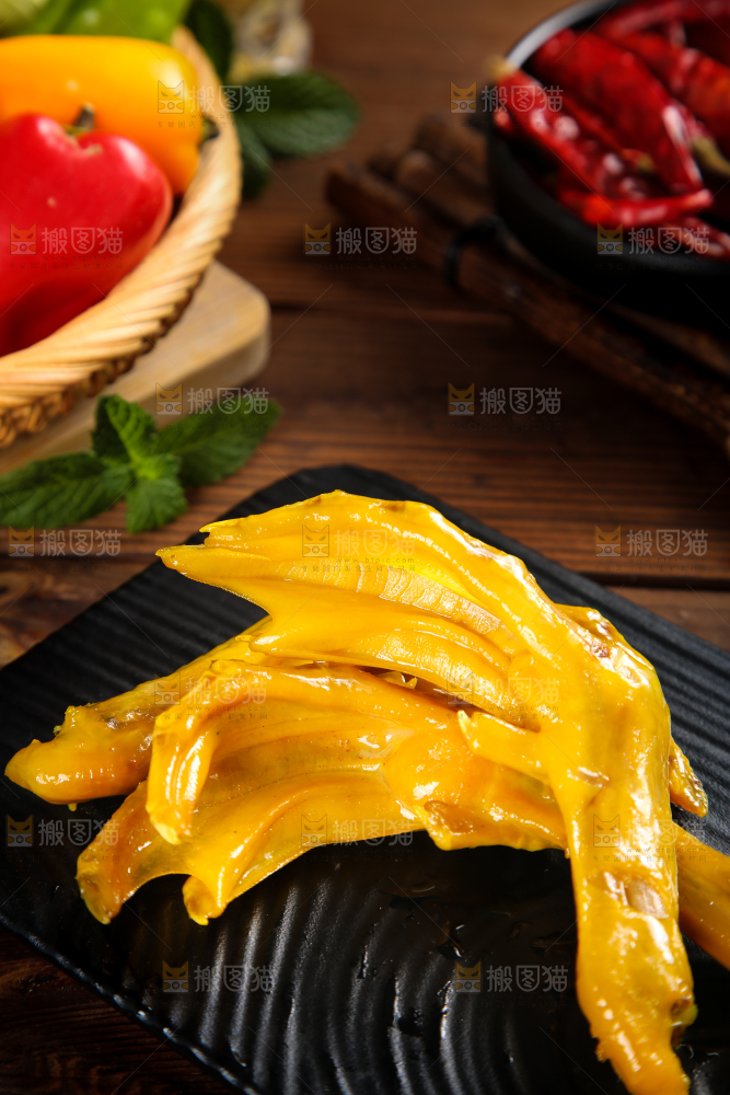 黑底上摆放着盐焗鸭掌