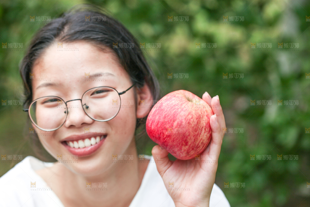 手里拿着烟台红富士