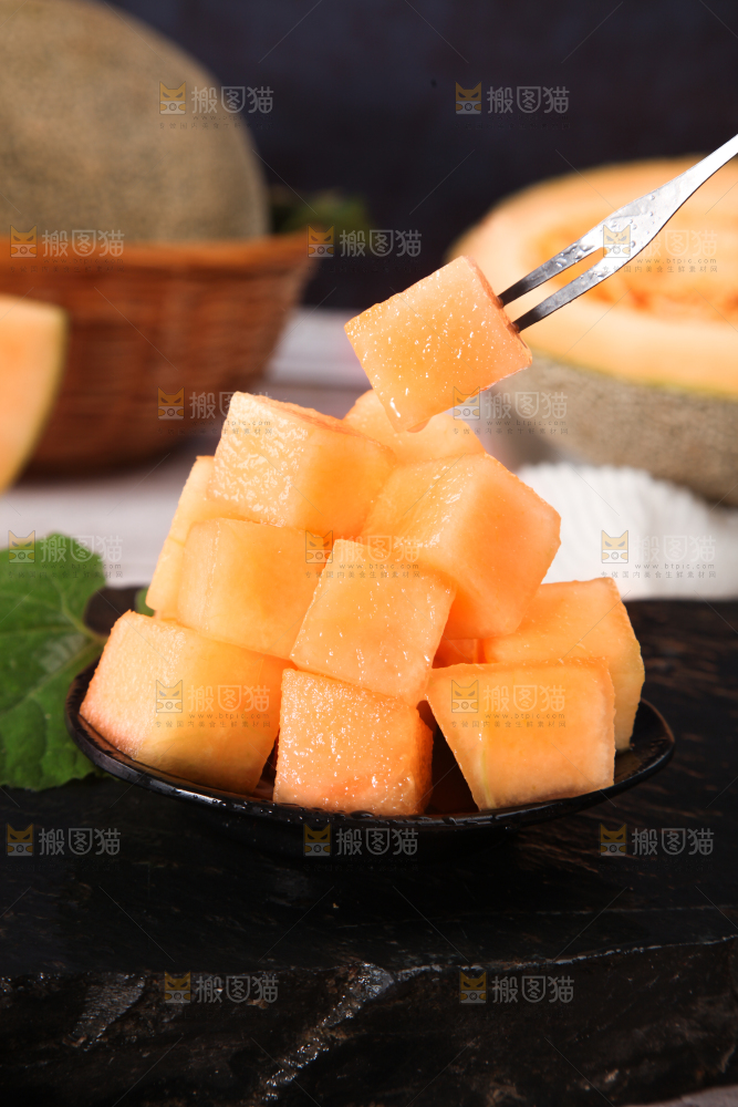 黑底上摆放着网纹蜜瓜