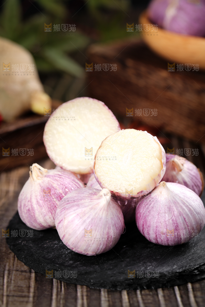 深底上摆放着云南独头蒜